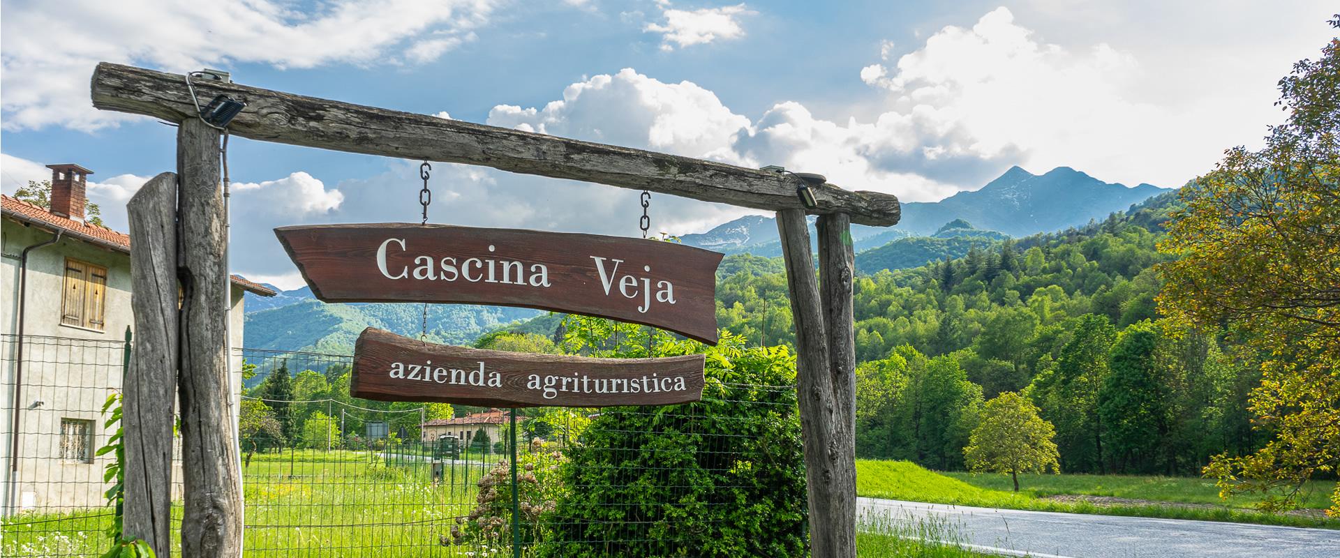 Cascina Veja : ferme au milieu des montagnes vertes.